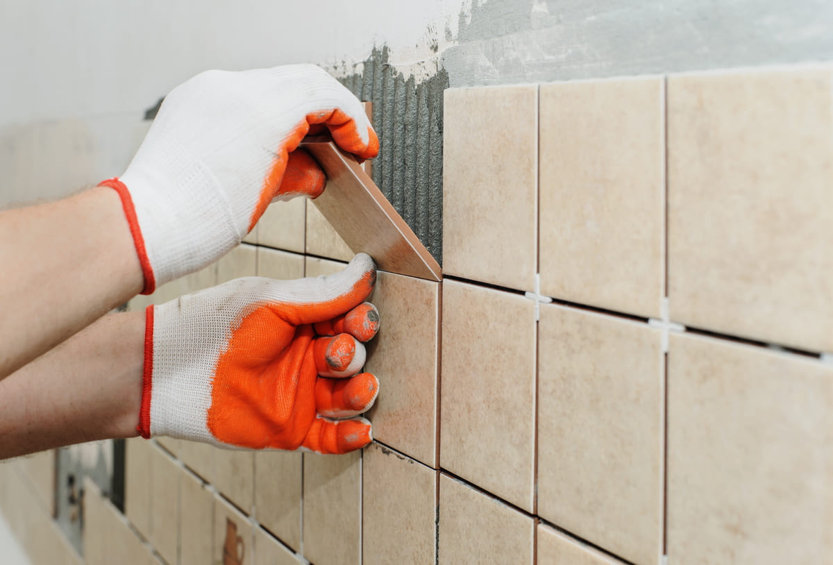 Poniendo azulejos en pared